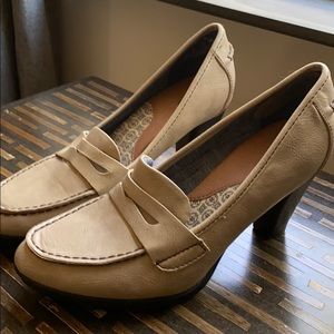 New! Dr Scholls beige heels. So comfy! 6.5